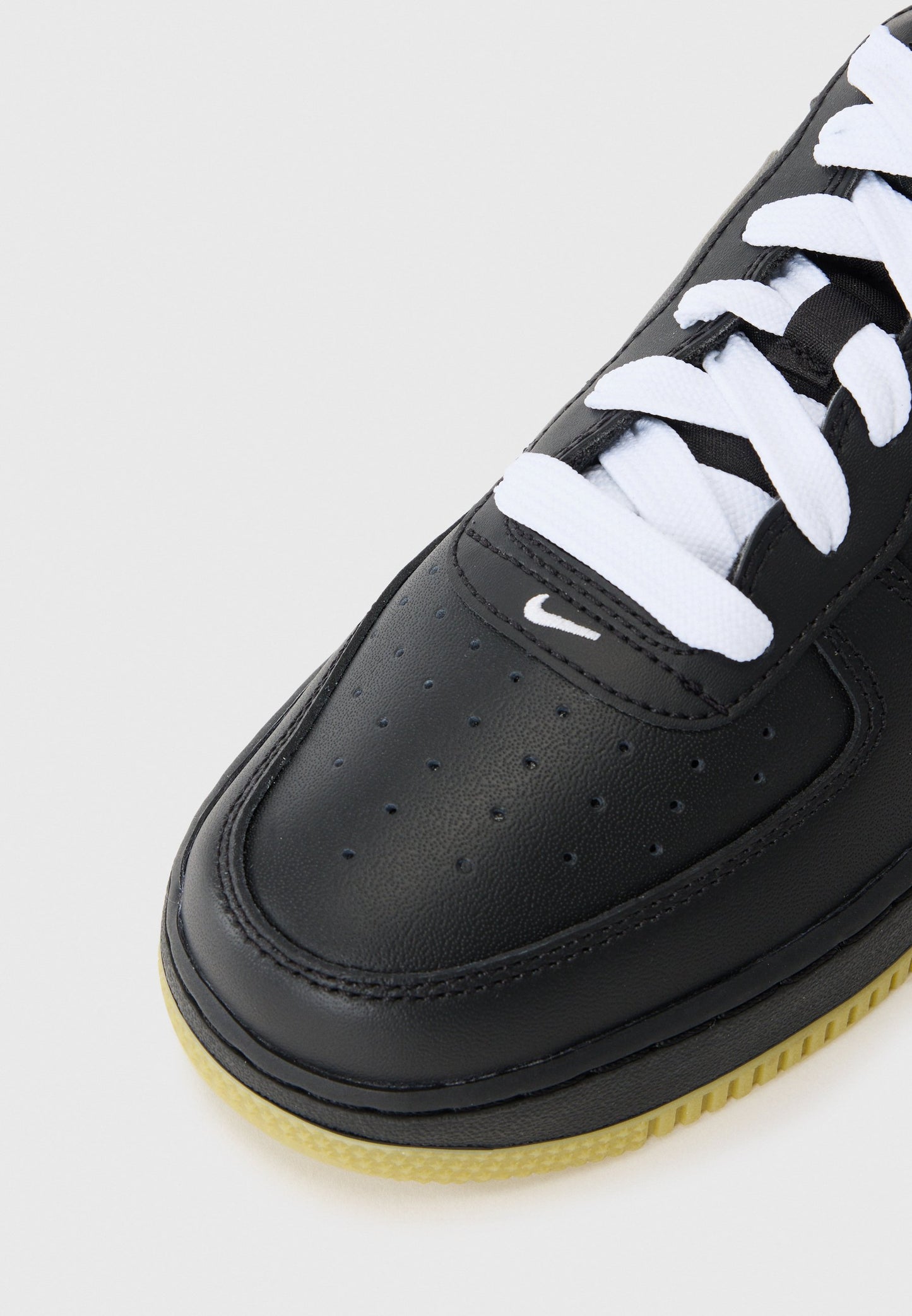 Classic Nike Air Force 1 Unisex Trainers: Iconic Black and White Styling