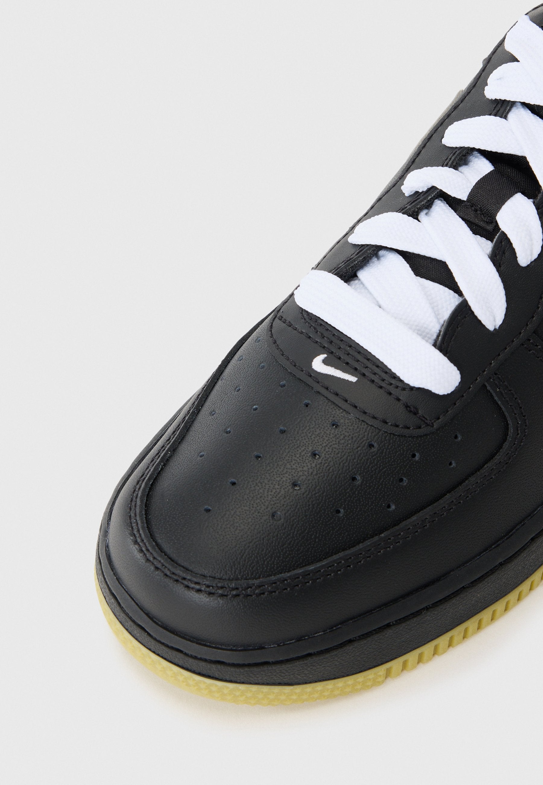 Classic Nike Air Force 1 Unisex Trainers: Iconic Black and White Styling