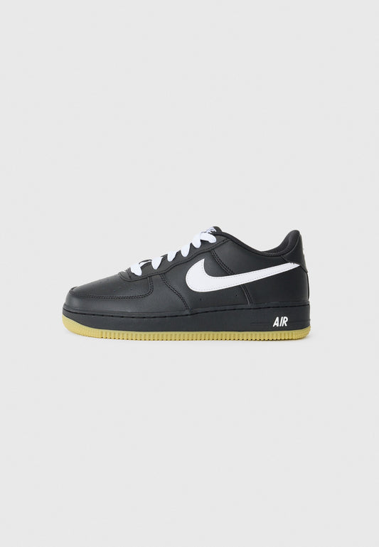 Classic Nike Air Force 1 Unisex Trainers: Iconic Black and White Styling