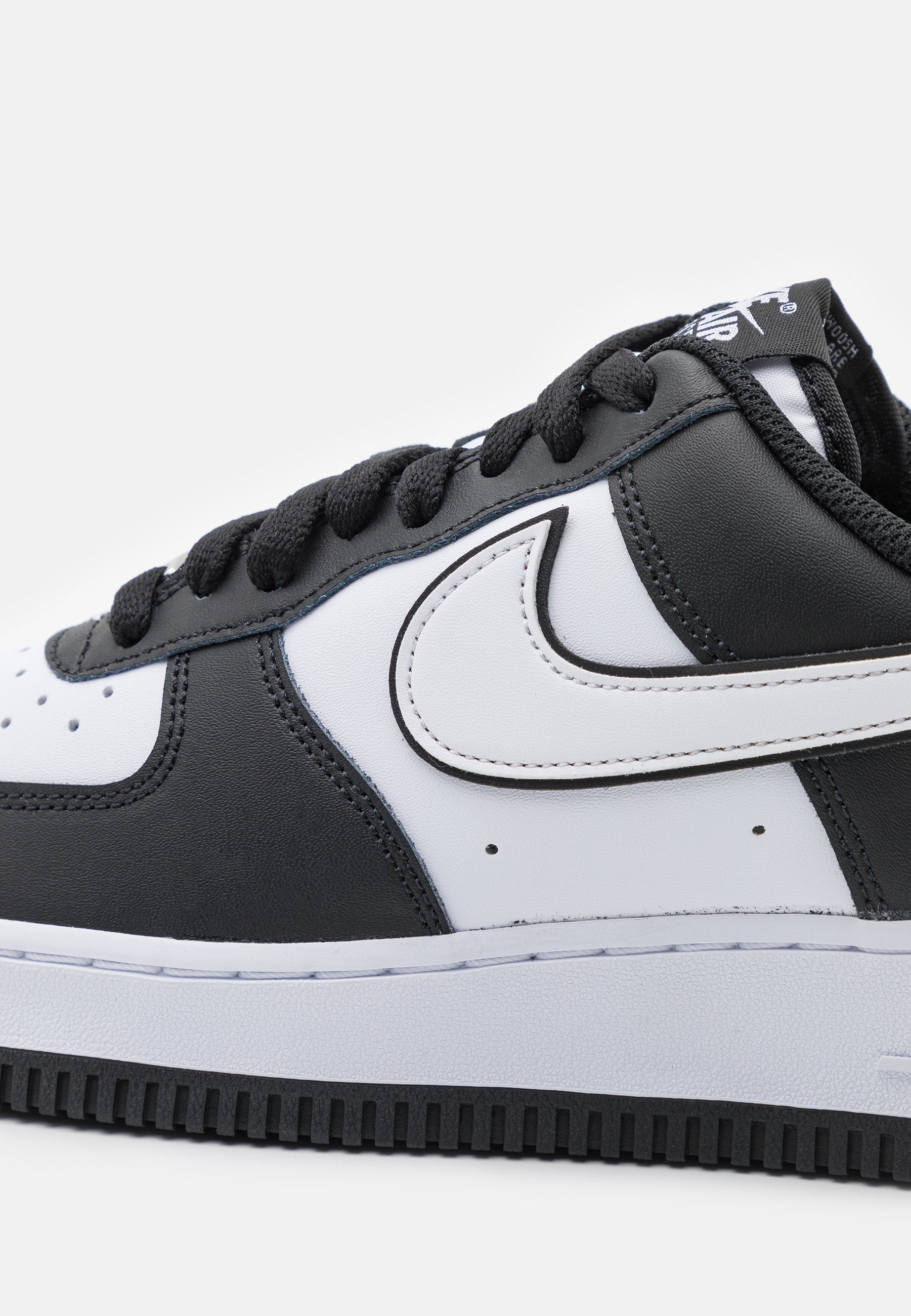Nike Air Force 1 '07 Classic Leather Trainers Black/White Comfort Style