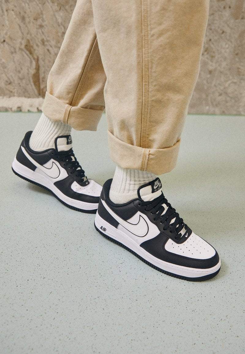 Nike Air Force 1 '07 Classic Leather Trainers Black/White Comfort Style